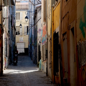 Ruelle pavée bordée de maisons colorées - France  - collection de photos clin d'oeil, catégorie rues